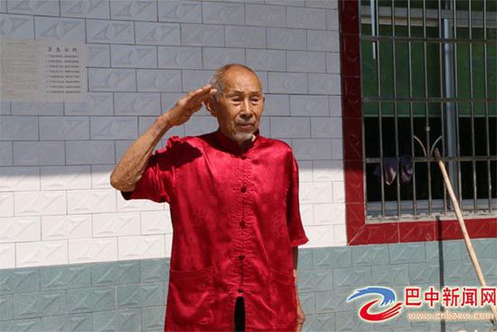 抗战老兵郭天富行军礼。